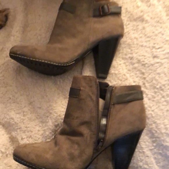 Sofft size 11 brown & tan suede bootie w/ stacked heel rubber grip sole - Picture 13 of 15